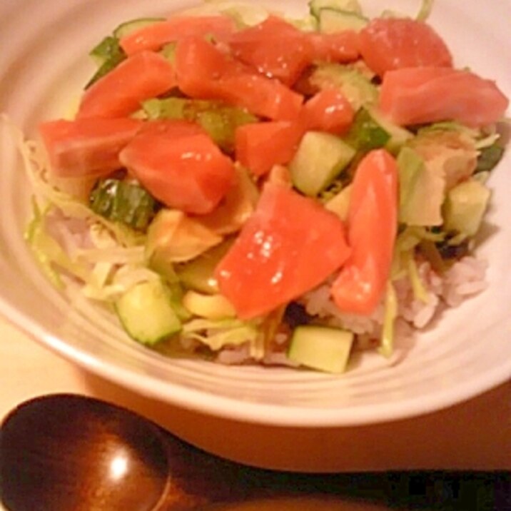 野菜たっぷり☆サーモンアボカド丼